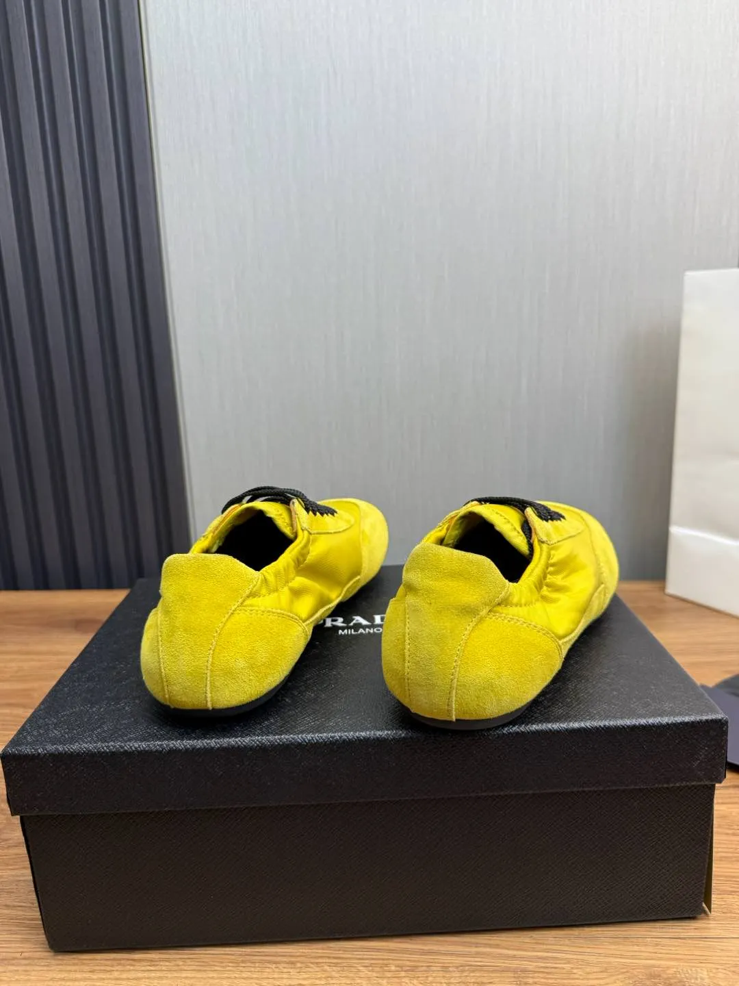 Men's shoes 💰600💰 PRADA 2025 Early Spring Collapse New Couple Style Sports Shoes Moral Training Shoes The name Collapse comes from the fact that it can be easily put on and taken off with bare hands. The light and comfortable features make it more relaxed and casual. The side elastic design can be worn twice! Super comfortable catwalk sneakers, as light and thin as ballet slippers, as comfortable as sneakers, comfortable and super light on the feet. Fabric: nubuck leather spliced ​​with nylon cloth. Silk cowhide foot pads. Size: Women's code 35/40 Men's code 39/45